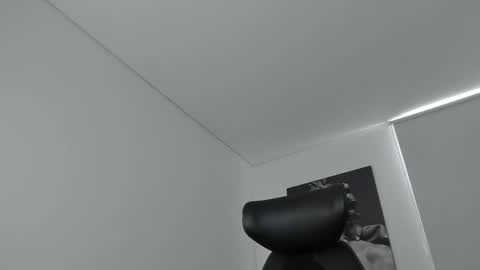 simon_leon01 online show from November 2025 12:26:01 PM