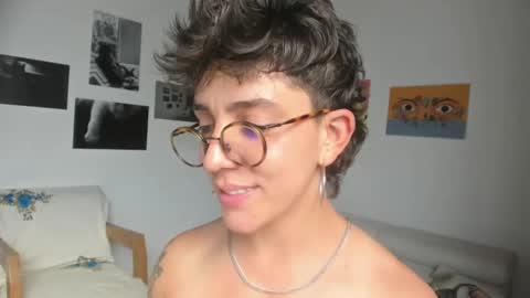 Snapshot of simone_4201 chatting on December 2024 09:48:01 PM Sim. online show from December 2024 09:48:01 PM