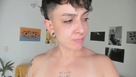 Snapshot of simone_4201 chatting on January 2025 07:27:02 PM Sim. online show from January 2025 07:27:02 PM