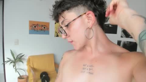 Snapshot of simone_4201 chatting on January 2025 09:20:01 PM Sim. online show from January 2025 09:20:01 PM