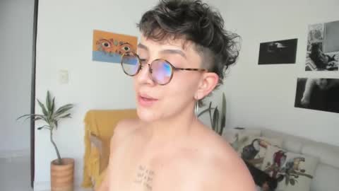 Snapshot of simone_4201 chatting on January 2025 07:37:01 PM Sim. online show from January 2025 07:37:01 PM