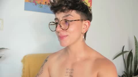 Snapshot of simone_4201 chatting on January 2025 10:27:02 PM Sim. online show from January 2025 10:27:02 PM