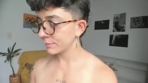 Snapshot of simone_4201 chatting on February 2025 03:10:02 PM Sim. online show from February 2025 03:10:02 PM