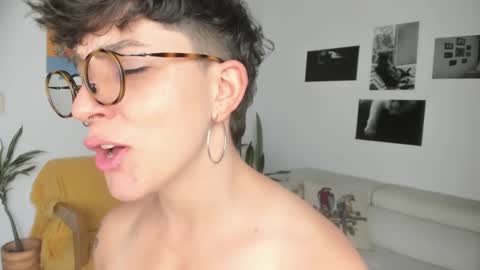 Snapshot of simone_4201 chatting on February 2025 09:04:02 PM Sim. online show from February 2025 09:04:02 PM