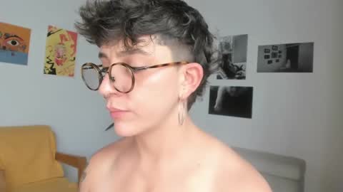 Snapshot of simone_4201 chatting on February 2025 08:15:02 PM Sim. online show from February 2025 08:15:02 PM