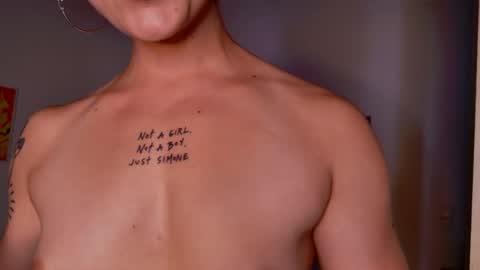 Snapshot of simone_4201 chatting on February 2025 11:22:01 AM Sim. online show from February 2025 11:22:01 AM