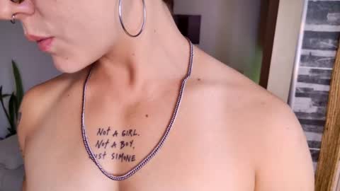 Snapshot of simone_4201 chatting on February 2025 09:48:01 PM Sim. online show from February 2025 09:48:01 PM