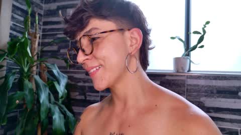 Snapshot of simone_4201 chatting on March 2025 06:07:01 PM Sim. online show from March 2025 06:07:01 PM