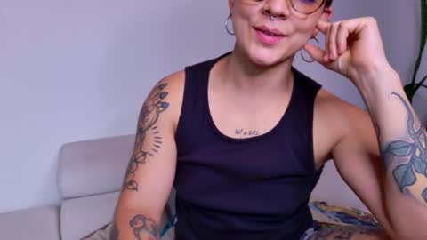 Snapshot of simone_4201 chatting on September 2025 09:47:02 PM Sim. online show from September 2025 09:47:02 PM