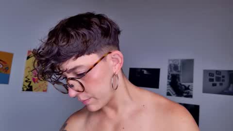 Snapshot of simone_4201 chatting on September 2025 06:24:02 PM Sim. online show from September 2025 06:24:02 PM