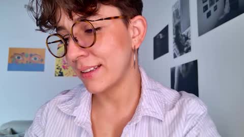 Snapshot of simone_4201 chatting on October 2025 04:09:02 PM Sim. online show from October 2025 04:09:02 PM