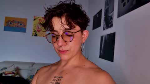 Snapshot of simone_4201 chatting on November 2025 06:53:02 PM Sim. online show from November 2025 06:53:02 PM