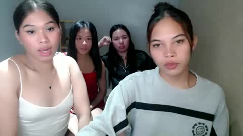 Snapshot of sky_fox_sweetxx chatting on December 2024 01:11:02 PM online show from December 2024 01:11:02 PM