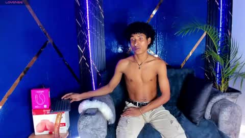 Snapshot of sky_walkerss chatting on June 2026 06:44:01 PM sky_walkerss online show from June 2026 06:44:01 PM
