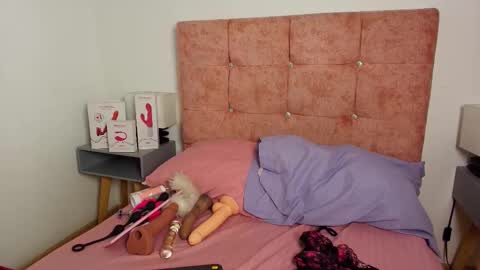 skye moore online show from October 2025 12:06:01 PM