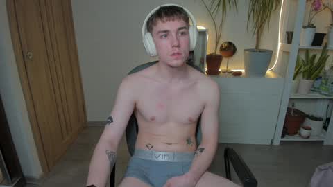 Snapshot of slippery_baby chatting on January 2025 04:25:02 PM Mila online show from January 2025 04:25:02 PM