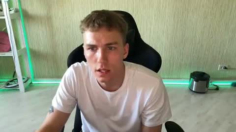 Snapshot of slippery_baby chatting on June 2026 04:00:02 PM Mila online show from June 2026 04:00:02 PM