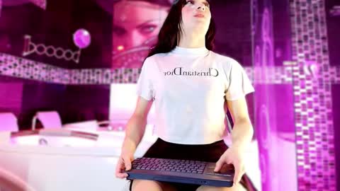 Small Hot19 online show from December 2025 11:05:01 AM