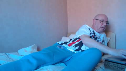 Snapshot of smallsteve562 chatting on April 2026 01:35:02 PM Steve online show from April 2026 01:35:02 PM