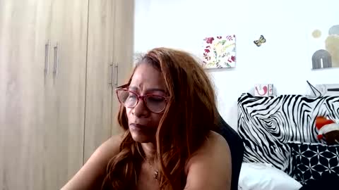 Snapshot of smilet_milf chatting on June 2026 01:39:02 PM Smileth online show from June 2026 01:39:02 PM