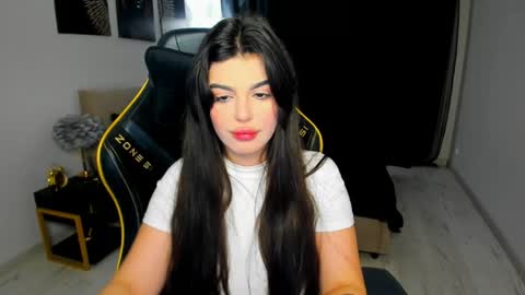 Snapshot of snowingwinter chatting on May 2026 09:20:02 PM snowingwinter online show from May 2026 09:20:02 PM