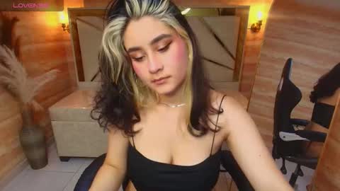 sofi_r_ online show from November 2025 08:19:02 PM