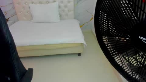 sofia_echeverri online show from April 2026 12:31:01 PM