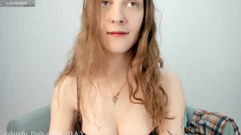 Snapshot of solaralice chatting on January 2025 02:02:01 PM SolarAlice online show from January 2025 02:02:01 PM