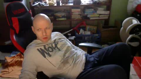 Snapshot of songoku81 chatting on December 2024 10:03:01 AM Tom online show from December 2024 10:03:01 AM