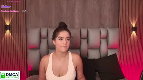Snapshot of sophiaa_taylor_ chatting on June 2026 08:06:01 AM online show from June 2026 08:06:01 AM