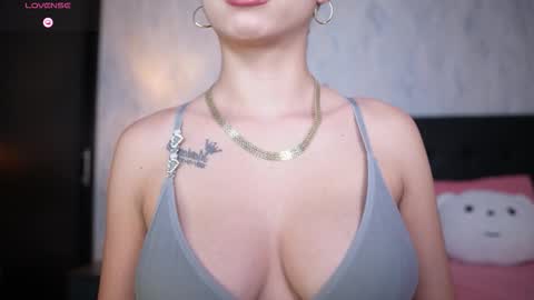 Snapshot of sophie_x1 chatting on January 2026 01:09:02 AM Sophie online show from January 2026 01:09:02 AM