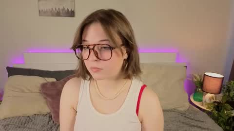 Snapshot of sophieblush chatting on June 2026 06:48:02 AM Sophia online show from June 2026 06:48:02 AM