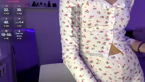 Snapshot of sophielainee chatting on April 2026 07:00:02 PM citygirl my face is 10 my body tea everything on me natural im petiteee online show from April 2026 07:00:02 PM