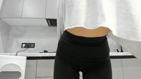 Mia online show from October 2025 09:05:02 PM