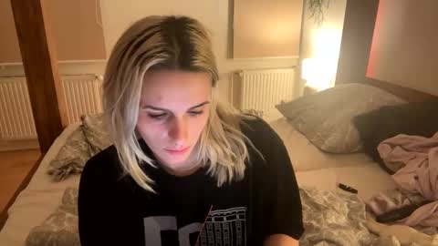 Snapshot of spacegirl42o chatting on December 2024 05:18:02 PM Spacegirl online show from December 2024 05:18:02 PM