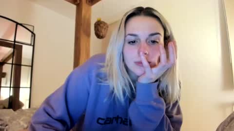 Snapshot of spacegirl42o chatting on January 2025 08:31:02 PM Spacegirl online show from January 2025 08:31:02 PM