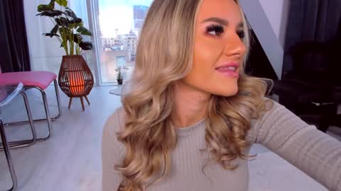 Anna online show from December 2024 01:11:02 PM