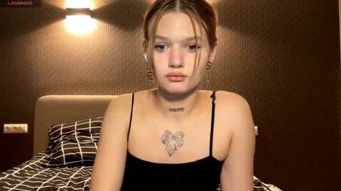 starlitsiren online show from March 2026 08:37:01 PM