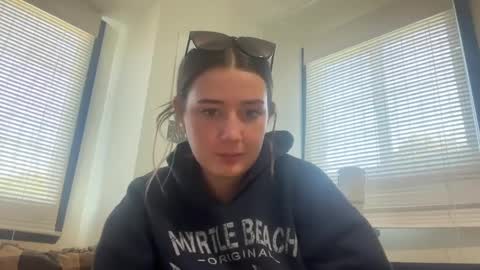 Snapshot of starqueenieee chatting on September 2025 04:28:02 PM starqueenieee online show from September 2025 04:28:02 PM