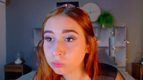 Snapshot of starrmoon__ chatting on April 2026 02:58:01 AM M O O N online show from April 2026 02:58:01 AM