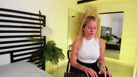 Stefanny   online show from December 2024 11:06:02 AM