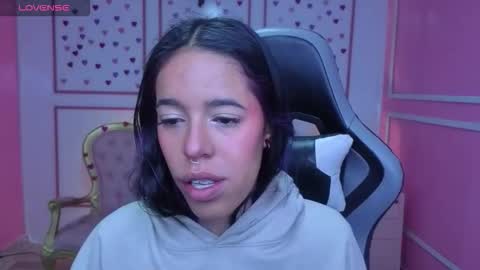 Stephania online show from November 2025 12:40:02 PM