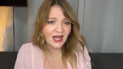Snapshot of submissivescarletxo chatting on May 2026 11:12:03 PM Scarlet online show from May 2026 11:12:03 PM
