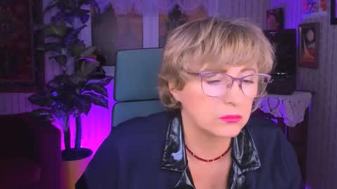 Vivien online show from September 2025 01:11:02 PM
