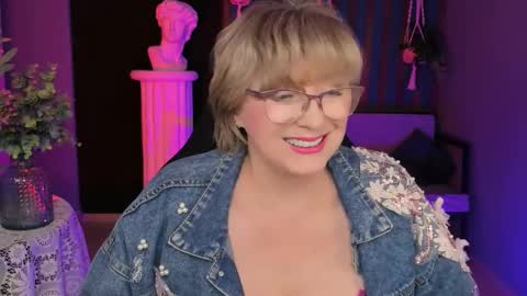 Vivien online show from September 2025 01:35:01 PM