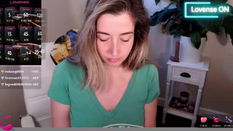 Mia online show from October 2025 12:59:02 PM