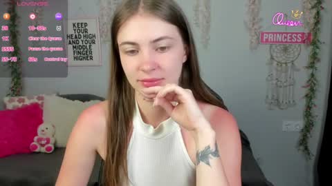 Snapshot of sunlight_kiss chatting on June 2026 09:43:02 PM Jessika online show from June 2026 09:43:02 PM
