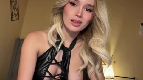 Mia online show from November 2025 07:38:01 PM