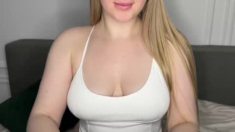 Snapshot of susie_dream_22 chatting on December 2024 11:00:01 PM Anna online show from December 2024 11:00:01 PM