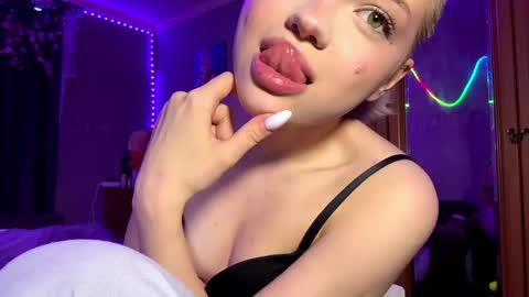 Snapshot of suzannabarmes chatting on May 2026 12:07:01 AM Stacy online show from May 2026 12:07:01 AM